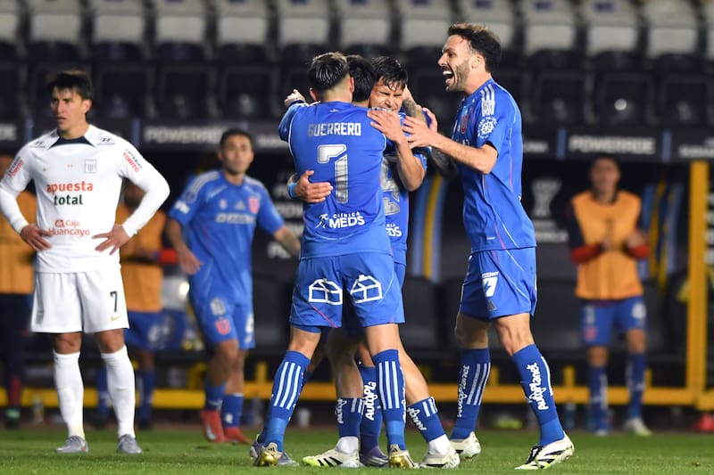 Jugadores de la U celebran con sus compañeros tras marcar un gol contra Alianza Lima.