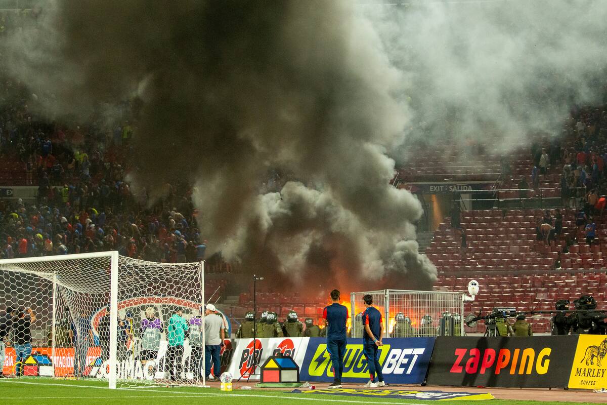 Hinchas de los azules y el desastre en el Estadio Nacional. Foto: Felipe Escobedo / En Cancha