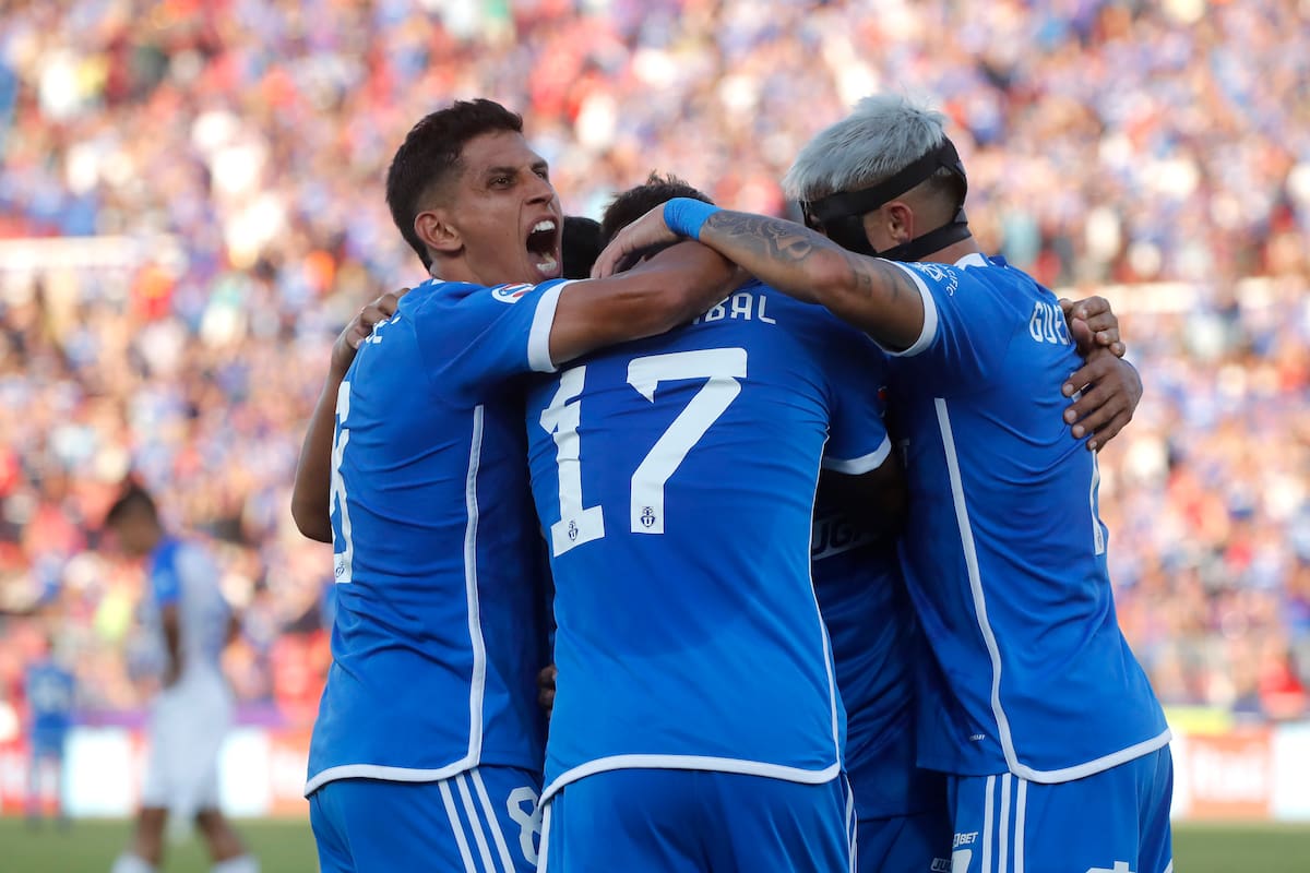 El jugador de Universidad de Chile Cristian Palacios anota en el Estadio Nacional