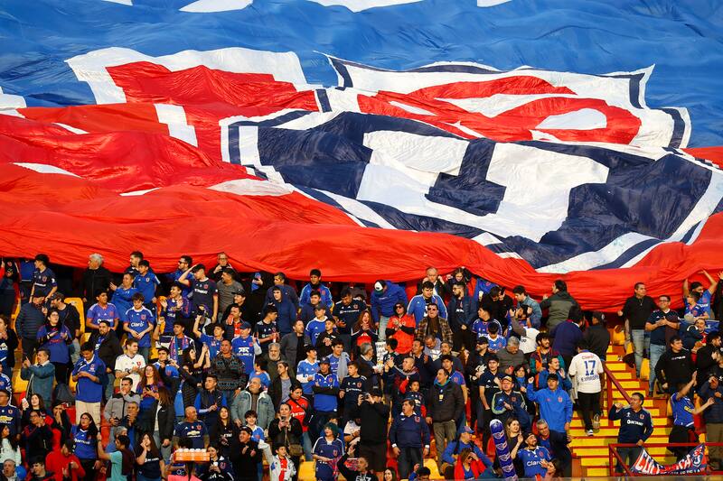 Hinchas de Universidad de Chile alientan durante el partido de primera division contra Audax Italiano. Foto: Agencia Aton.