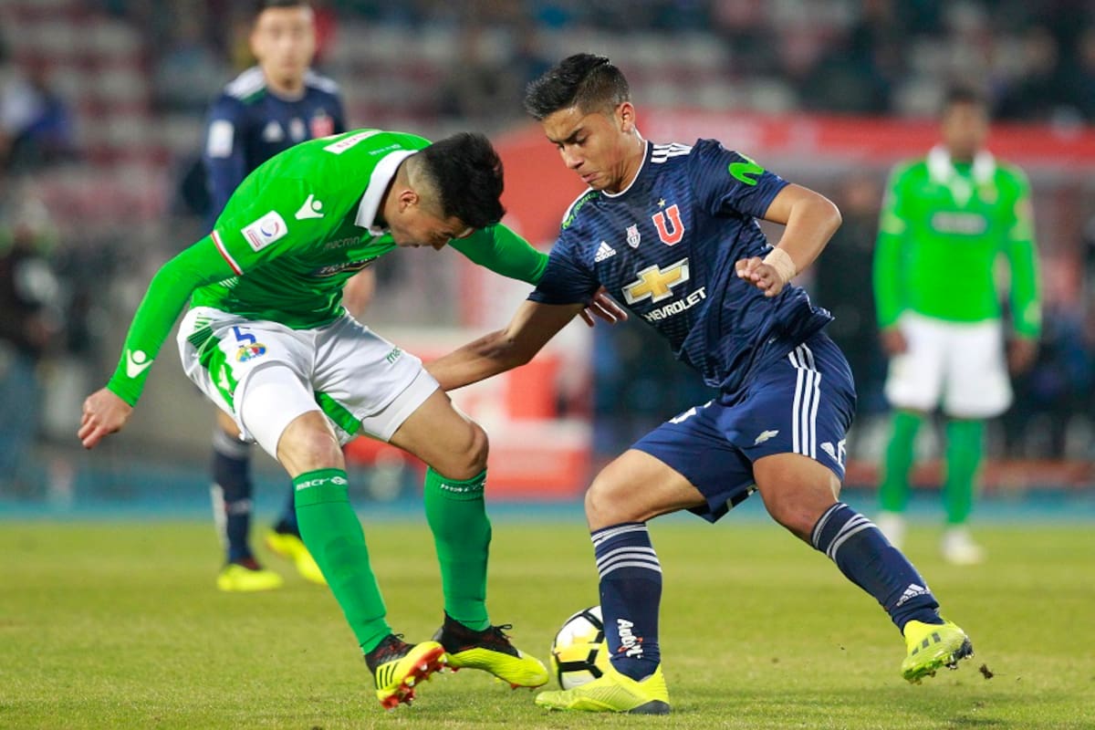 Futbol, Universidad de Chile vs Audax Italiano
Decimosexta fecha, campeonato nacional 2018.
El jugador de Universidad de Chile Nicolas Guerra , derecha, disputa el balon con Fabian Torres de Audax Italiano durante el partido de primera division en el estadio Nacional de Santiago de Chile.
05/08/2018
Dragomir Yankovic/Photosport
Football, Universidad de Chile vs Audax Italiano
Sixteenth date, National Championship 2018
Universidad de Chile's player Nicolas Guerra, right, battles for the ball against Fabian Torres of Audax Italiano during first division football match held at the National stadium in Santiago, Chile.
05/08/2018
Dragomir Yankovic/Photosport