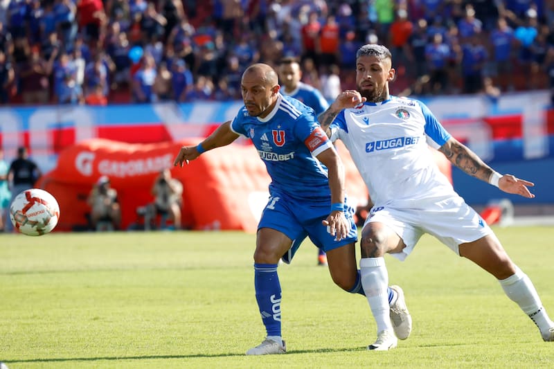 El jugador de Universidad de Chile Marcelo Diaz, centro, disputa el balon con Ignacio Jeraldino.