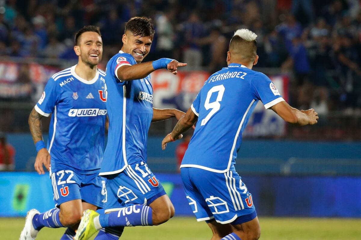 Fabian Hormazabal celebra con sus compañeros su gol contra Cobresal.