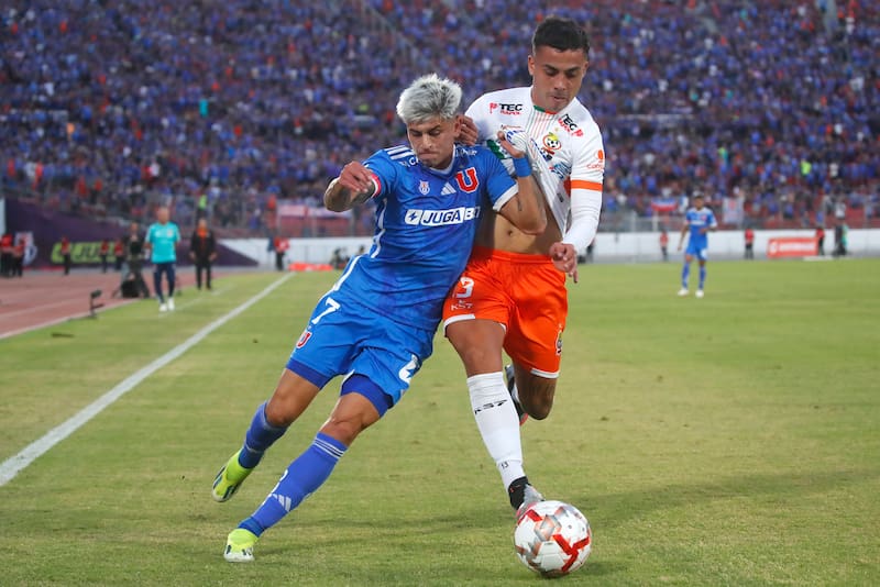 El jugador de Universidad de Chile Maximiliano Guerrero disputa el balon con Cristhofer Mesias de Cobresal.