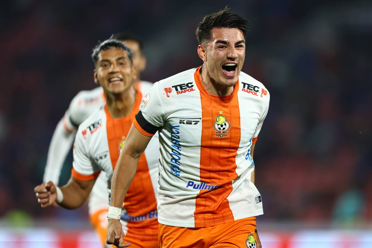 Diego Coelho, celebra tras marcar un gol contra la U.