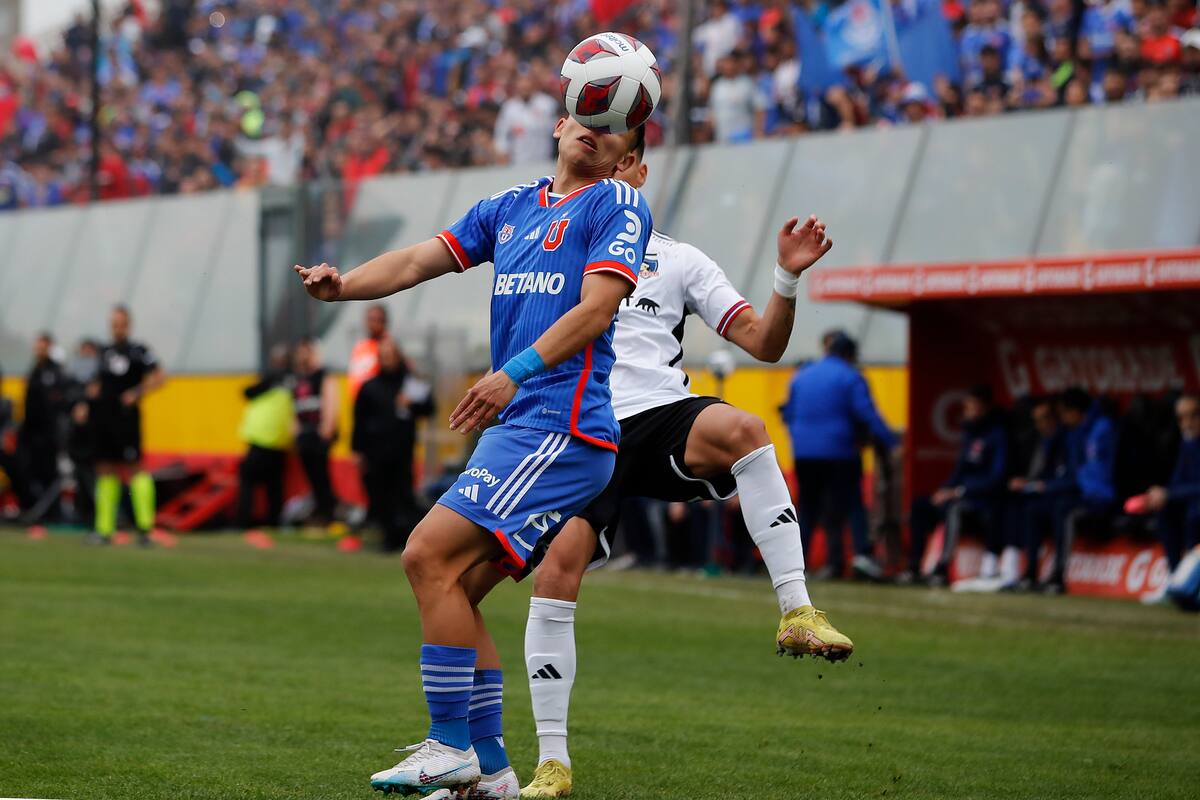 El jugador de Universidad de Chile Jeison Fuentealba disputa el balon contra Erick Wiemberg. Foto: Agencia Aton.