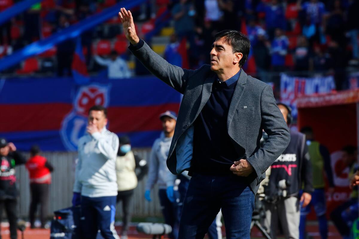 El entrenador de Colo Colo Gustavo Quinteros, es fotografiado contra Universidad de Chile