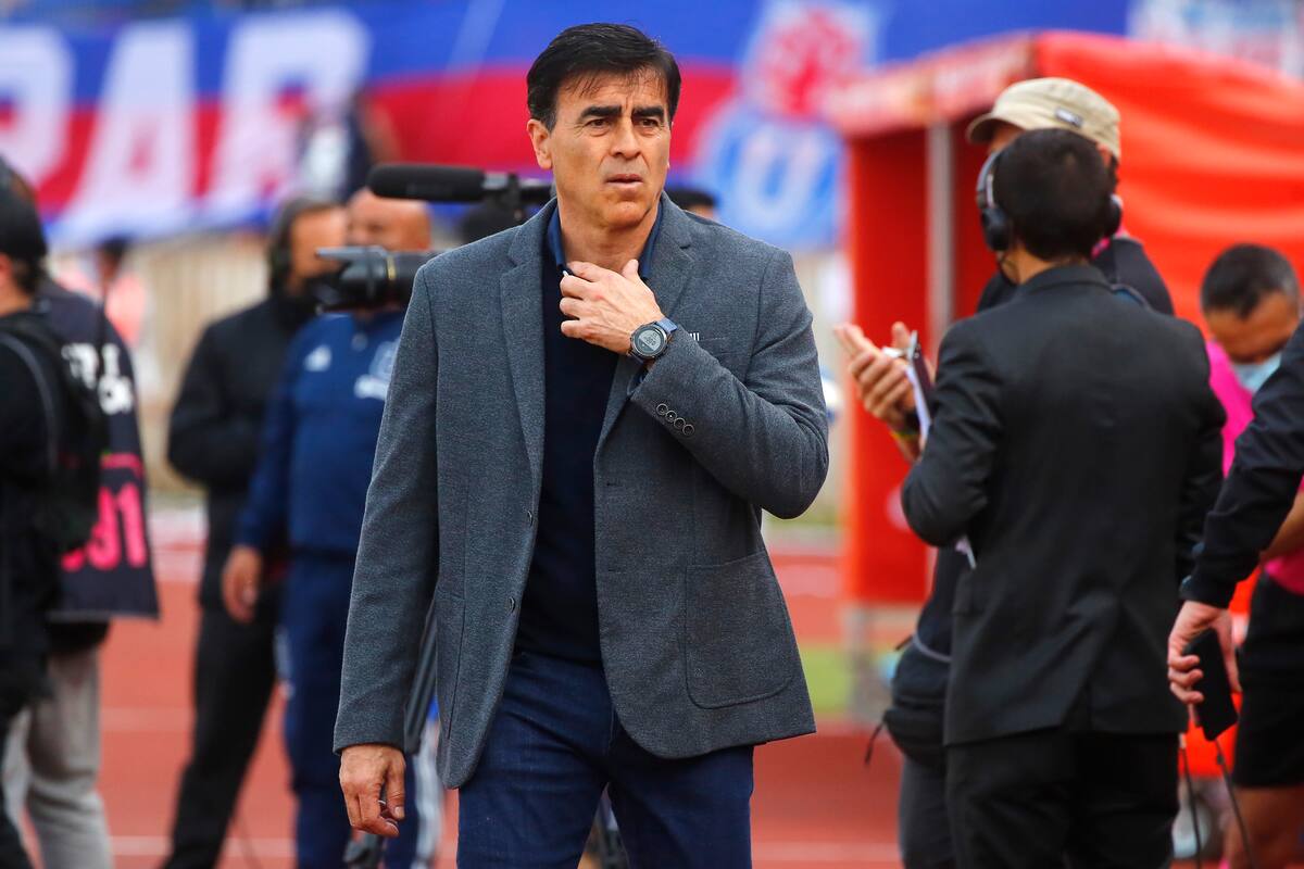El entrenador de Colo Colo Gustavo Quinteros, es fotografiado contra Universidad de Chile