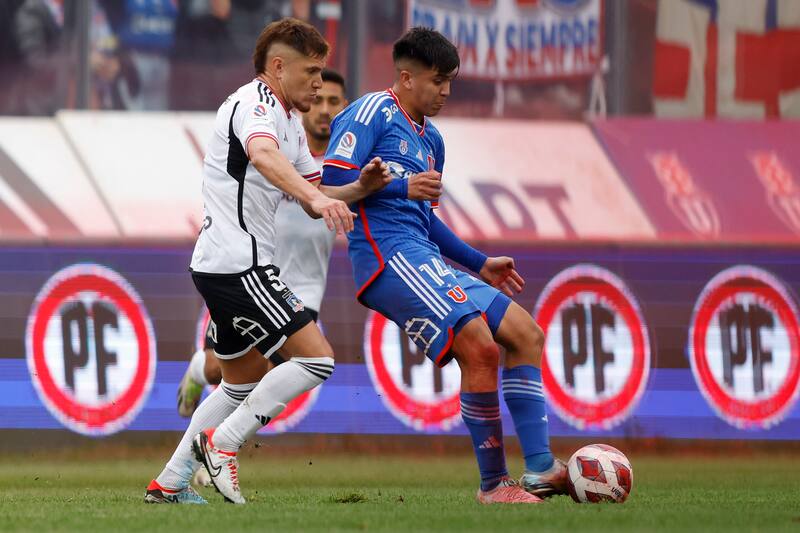El jugador de Universidad de Chile Marcelo Morales, derecha, disputa el balon contra Leonardo Gil, de Colo Colo.