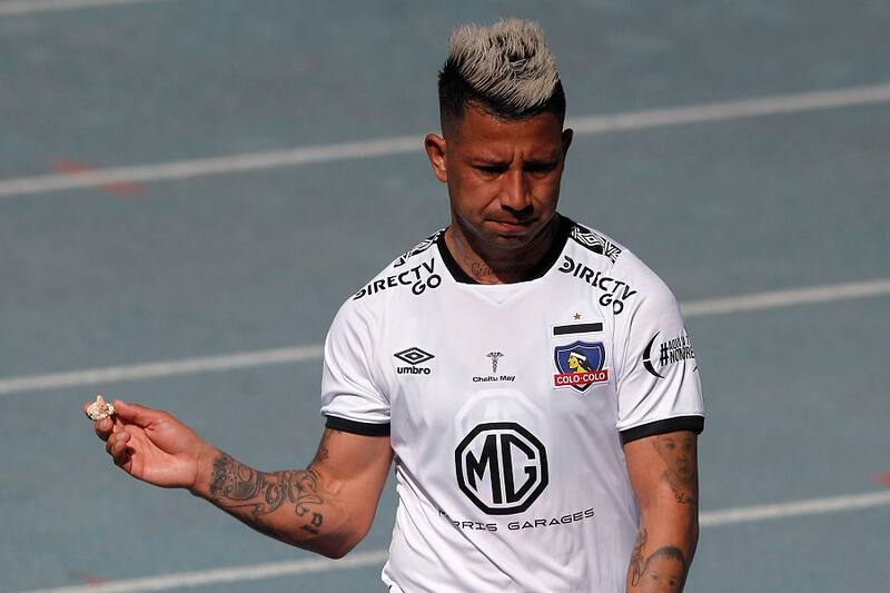Futbol, Universidad de Chile vs Colo Colo.
Novena fecha, campeonato Nacional 2020.
El jugador de Colo Colo Leonardo Valencia juega el baln contra Universidad de Chile durante el partido por primera division jugado en el estadio Nacional en Santiago, Chile.
06/09/2020
Felipe Zanca/Photosport
Football, Universidad de Chile vs Colo Colo.
9th date, 2020 National Championship.
Colo Colo's player Leonardo Valencia play the ball against Universidad de Chile during first division football match at Nacional stadium in Santiago, Chile.
06/09/2020
Felipe Zanca/Photosport