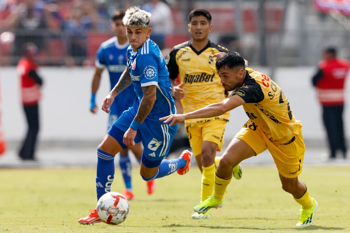 El jugador de Universidad de Chile, Maximiliano Guerrero, disputa el balón con Sebastian Cabrera de Coquimbo Unido.