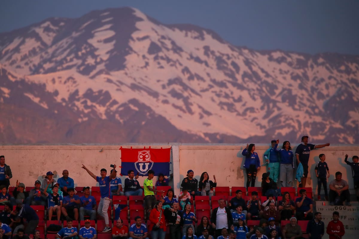 Hinchas de la U en el Estadio Nacional en Santiago, Chile.