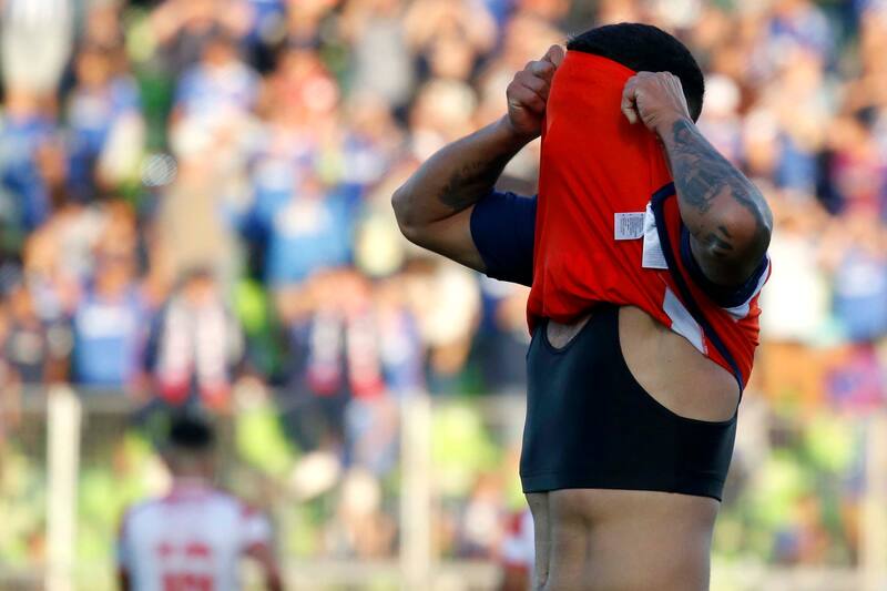 El jugador de Universidad de Chile Yonathan Andia se lamenta tras desperdiciar una ocasion de gol