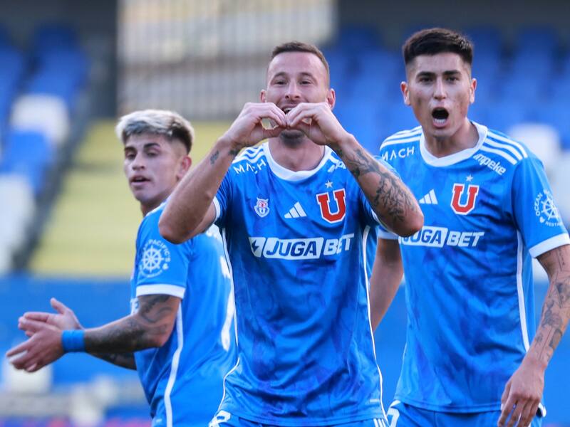 El jugador de Universidad de Chile Luciano Pons celebra su gol con Matías Sepúlveda.