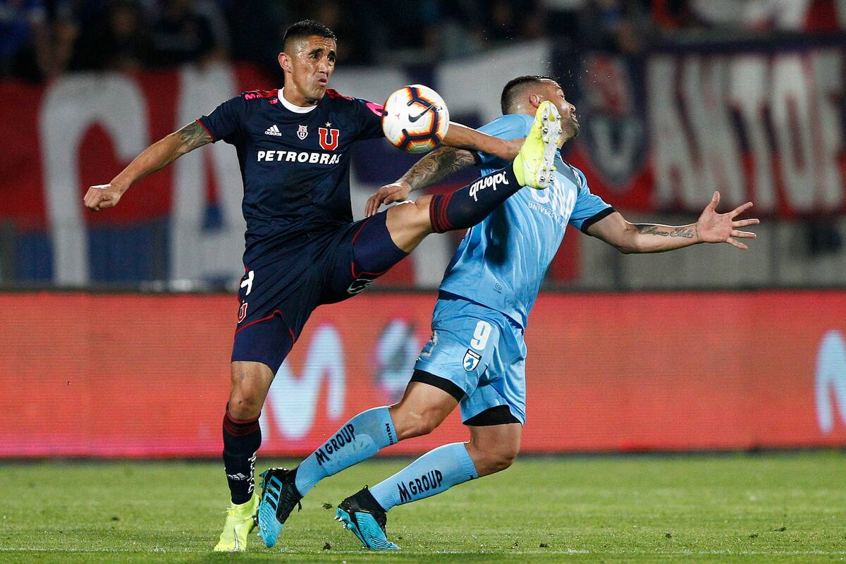 Futbol, Universidad de Chile vs Deportes Iquique.
Decima fecha Campeonato 2019.
El jugador de Universidad de Chile Osvaldo Gonzalez disputa el balon con Matias Donoso de Deportes Iquique durante el partido de primera division realizado en el estadio Nacional de Santiago, Chile.
17/10/2019
Felipe Zanca/Photosport
Football, Universidad de Chile vs Deportes Iquique
Tenth date Championship 2019.
Universidad de Chile's player Osvaldo Gonzalez battles for the ball against Matias Donoso of Deportes Iquique during the first division football match held at Nacional stadium in Santiago, Chile.
17/10/2019
Felipe Zanca/Photosport
