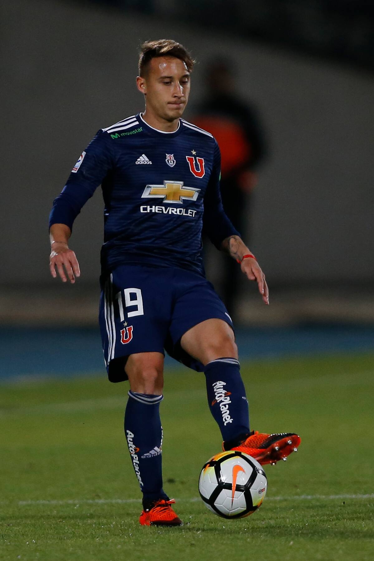 Futbol, Universidad de Chile vs Everton
Vigesimo Sexta fecha, campeonato nacional 2018.
El jugador de Universidad de Chile Francisco Arancibia juega la pelota durante el partido de primera division disputado contra Everton en el estadio Nacional de Santiago, Chile.
21/10/2018
Marcelo Hernandez/Photosport
Football, Universidad Catolica vs Universidad de Concepcion
Twenty-sixth date, National Championship 2018.
Universidad de Chile's player Francisco Arancibia plays the ball during the first division football match played against Everton at the Nacional stadium in Santiago, Chile.
21/10/2018
Marcelo Hernandez/Photosport