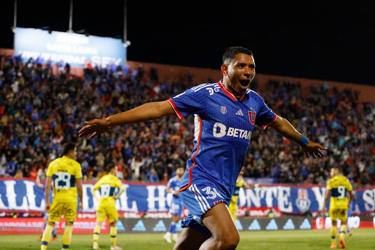 El jugador de Universidad de Chile Cristian Palacios, celebra su gol contra Everton.