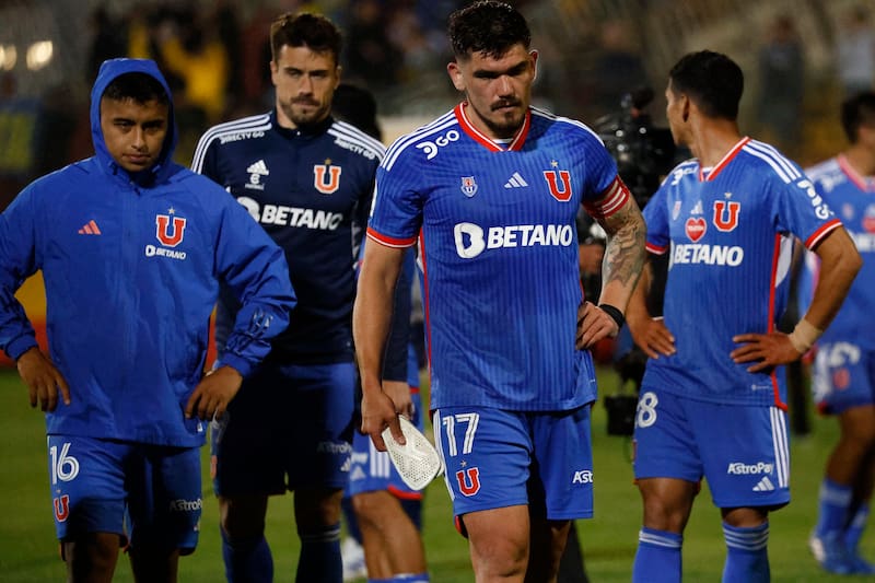 Los jugadores de Universidad de Chile se lamentan luego de perder contra Everton.