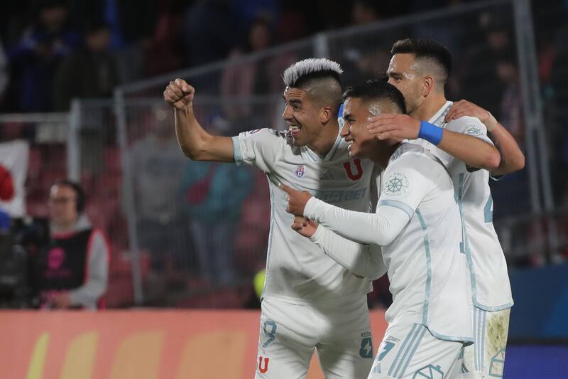 Jugadores de la U celebran el triunfo contra Huachipato.
