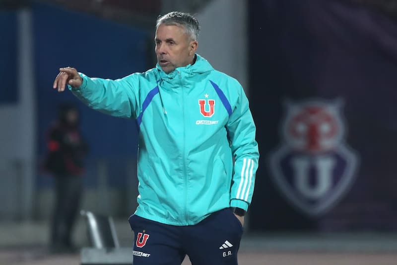 El entrenador Gustavo Alvarez.