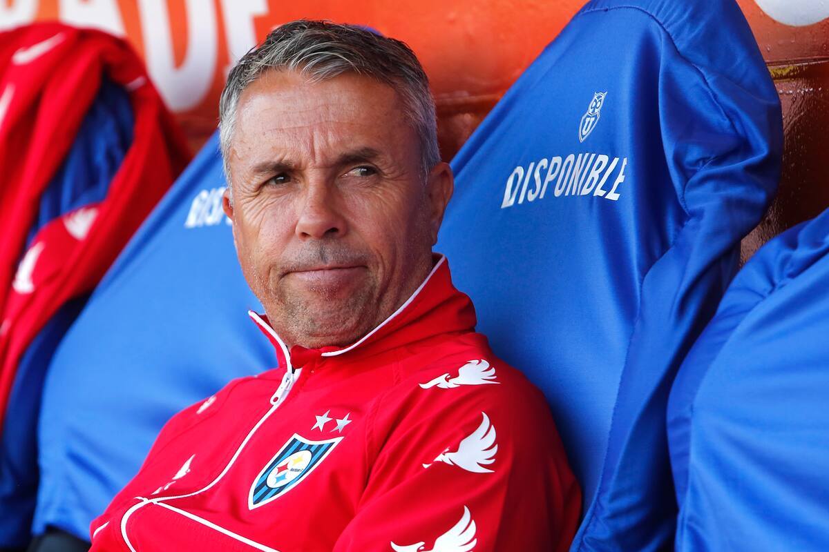 El entrenador Gustavo Alvarez es fotografiado durante el partido por la primera division contra Universidad de Chile.