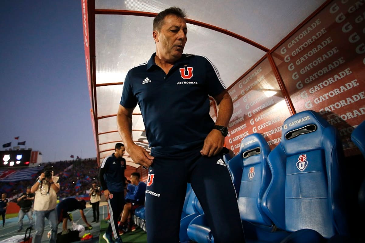 Futbol, Universidad de Chile vs Huachipato
Tercera fecha, campeonato nacional 2019
El entrenador de Universidad de Chile Franz Kudelka toma su lugar antes del partido de primera division contra Huachipato disputado en el estadio Nacional de Santiago Chile.
02/03/2019
Andres Pina/Photosport
Football, Universidad de Chile vs Huachipato
3th date, 2019 National Championship
Universidad de Chile's manager Franz Kudelka takes his place prior to the first division match against Huachipato held at the National stadium in Santiago, Chile.
02/03/2019
Andres Pina/Photosport