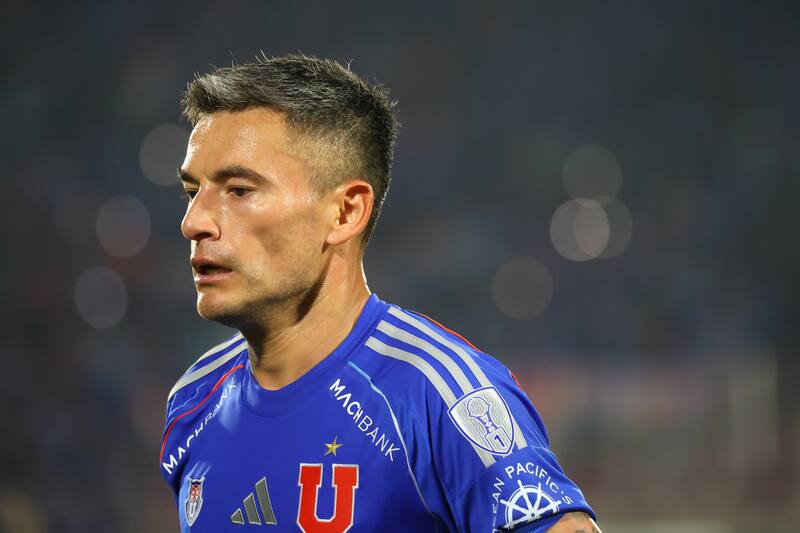 Charles Aránguiz defendiendo los colores de la U durante esta temporada.