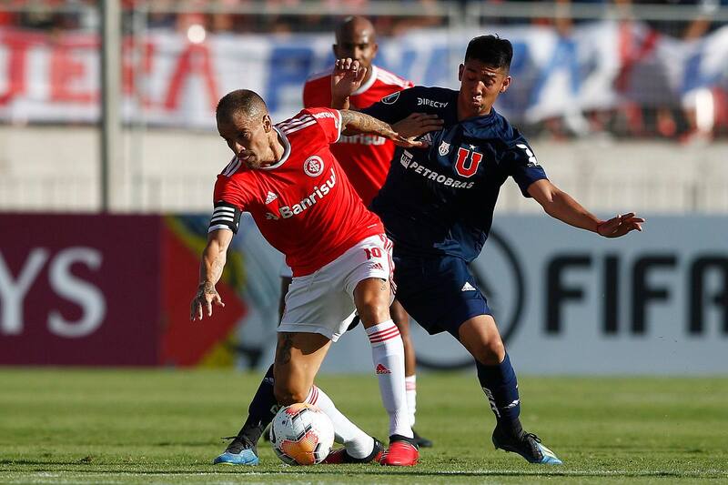Futbol, Universidad de Chile vs Internacional
Copa Libertadores 2020.
El jugador de Universidad de Chile Sebastian Galani disputa el balon con Andres DAlessandro de Internacional
durante el partido clasificatorio para Copa Libertadores realizado en el estadio Nacional de Santiago, Chile.
04/02/2020
Felipe Zanca/Photosport
Football, Universidad de Chile vs Internacional
Copa Libertadores 2020.
Universidad de Chile's player Sebastian Galani battle the ball with Andres DAlessandro of Internacional during the qualifying football match for the Copa Libertadores held at the Nacional stadium in Santiago, Chile.
04/02/2020
Felipe Zanca/Photosport