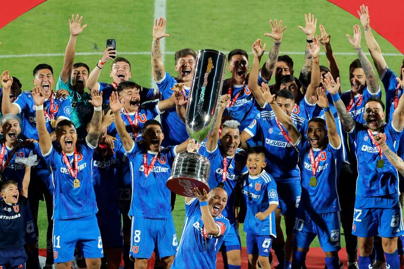 Los jugadores de la U celebran con la copa.