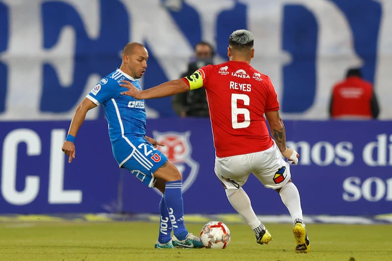 Marcelo Diaz, disputa el balon contra Lorenzo Reyes de Ñublense.