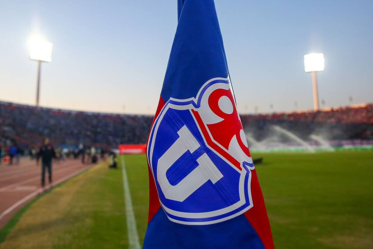 Hinchas de Universidad de Chile alientan durante el partido contra Ñublense en el Estadio Nacional.