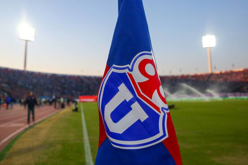 Hinchas de Universidad de Chile alientan durante el partido contra Ñublense en el Estadio Nacional.