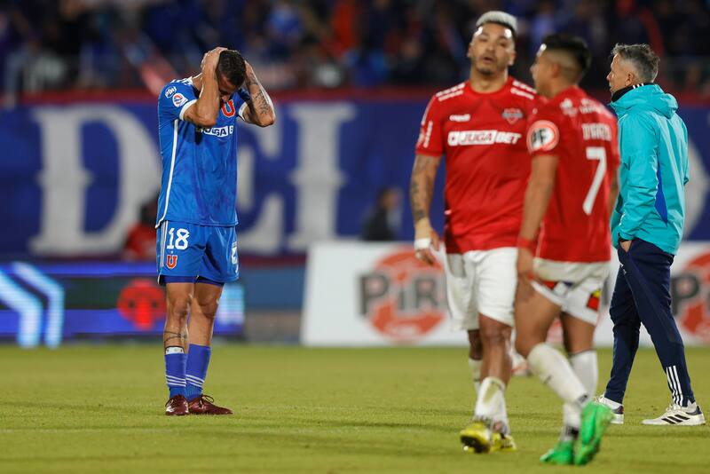 Los jugadores de Universidad de Chile se lamentan luego de empatar contra Ñublense.