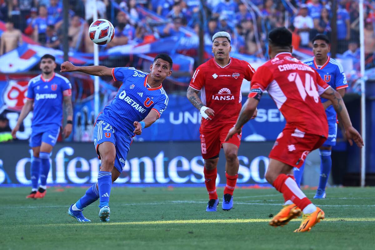 El jugador de Universidad de Chile Israel Poblete, juega el balón contra Ñublense.