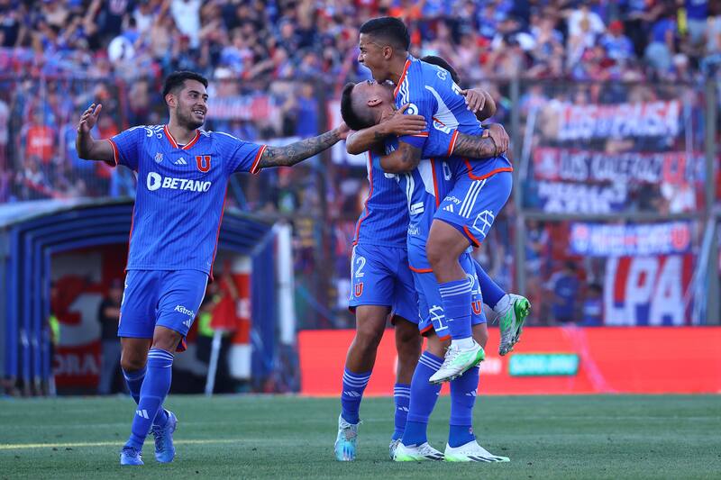 El jugador de Universidad de Chile Nicolas Guerra, celebra su gol contra Ñublense.