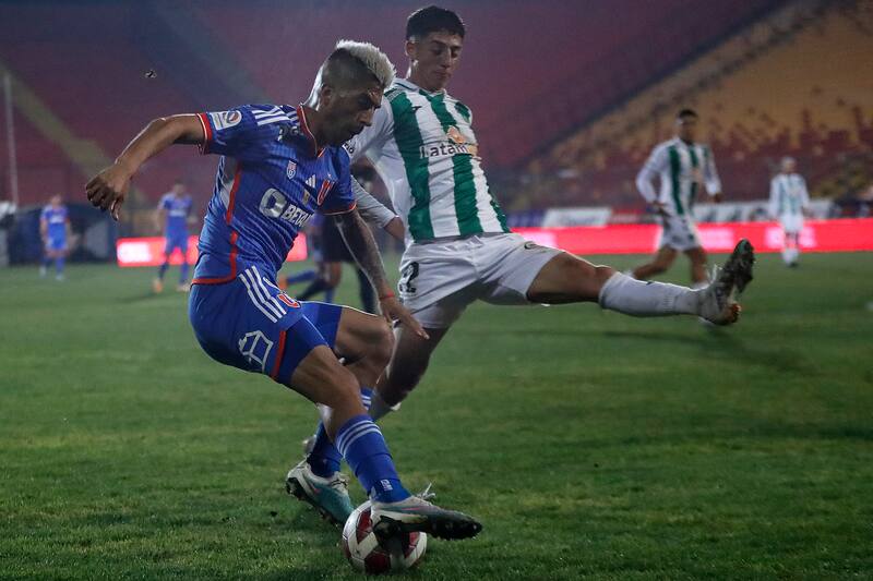 El jugador de Universidad de Chile Leandro Fernandez ante O'Higgins.