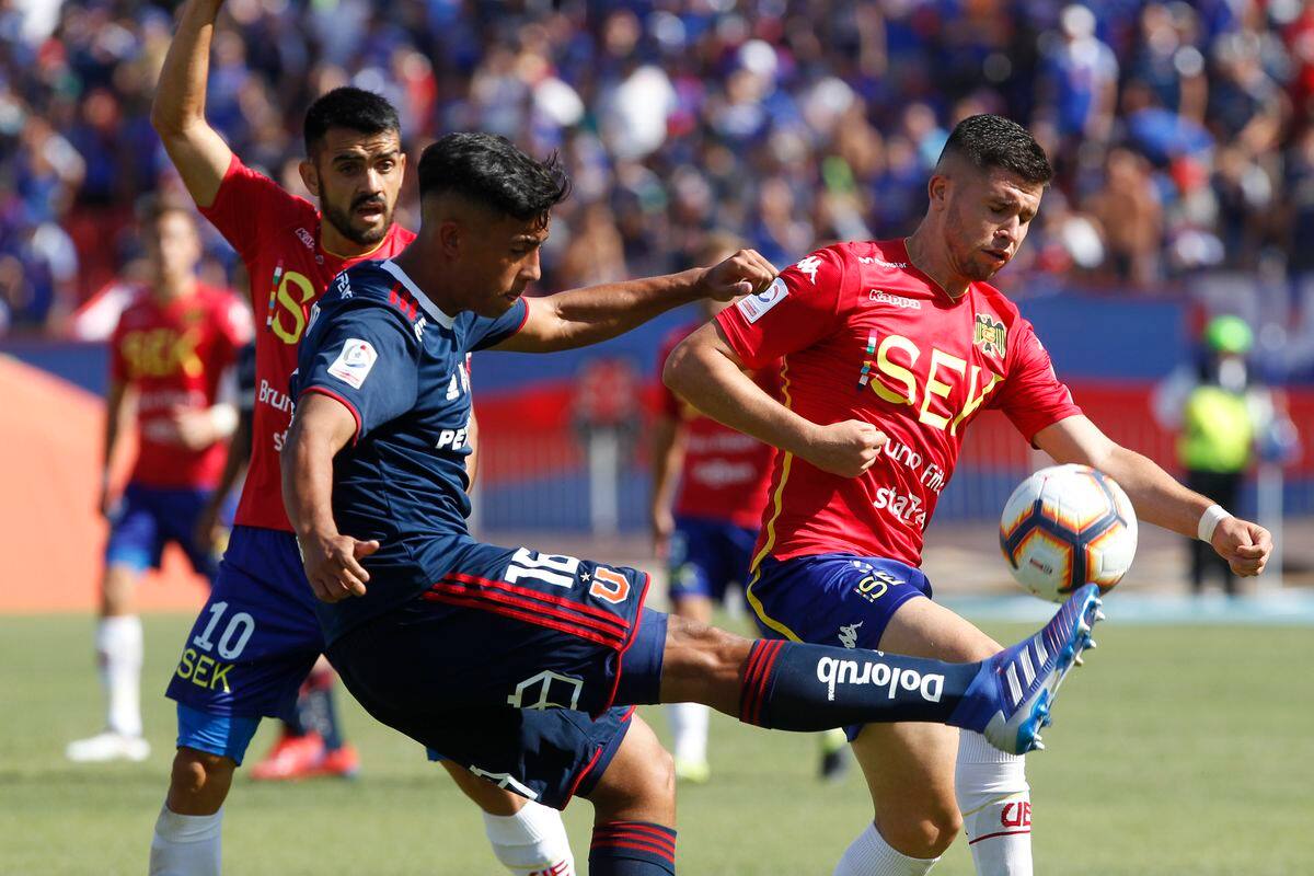 Futbol, Universidad de Chile vs Unin Espaola.
Cuarta fecha, campeonato nacional 2019
El jugador de Universidad de Chile Lucas Alarcon (Sub-20), disputa el balon contra Mauro Caballero (PAR) de Unin Espaola durante el partido de primera division en el estadio Nacional.
Santiago, Chile.
10/03/2019
Ramon Monroy/Photosport
Football, Universidad de Chile vs Unin Espaola.
4th date, 2019 National Championship
Universidad de Chile's player Lucas Alarcon (Sub-20) battles the ball against Mauro Caballero (PAR) of Unin Espaola during the first division match held at Nacional stadium in Santiago, Chile.
10/03/2019
Ramon Monroy/Photosport