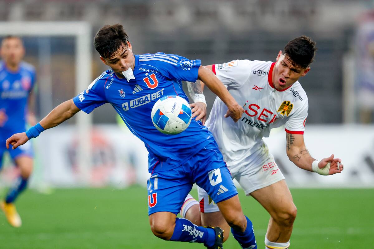 Bienneider Tamayo, a préstamo en los Hispanos, enfrentando a los azules en un duelo disputado en el Estadio Nacional.