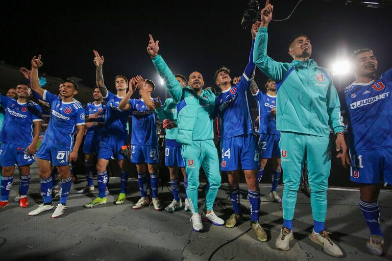 Los jugadores de Universidad de Chile celebran el triunfo contra Union Espanola.