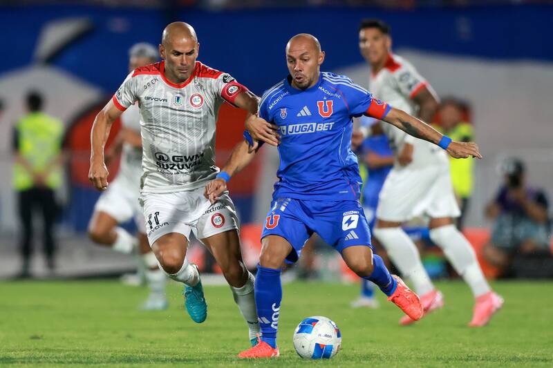 Sebastián Sáez marcando a Marcelo Díaz. Foto: Agencia Aton.