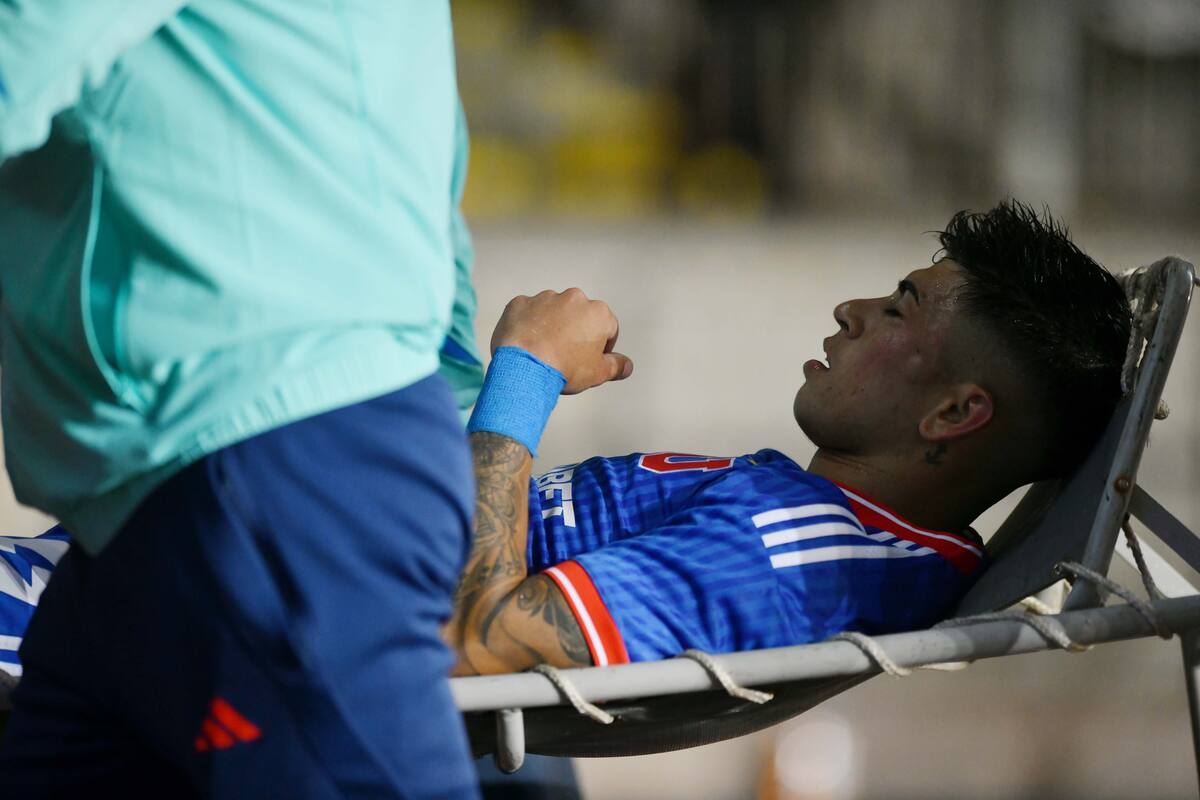 Maximiliano Guerrero es fotografiado durante el partido contra Universidad Catolica.