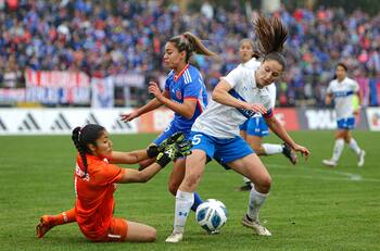 Universidad Católica le quita el invicto a Universidad de Chile en un candente clásico
