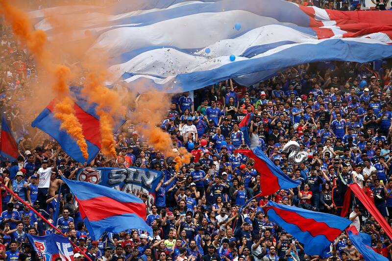 Hinchas de Universidad de Chile alientan en el estadio Nacional.