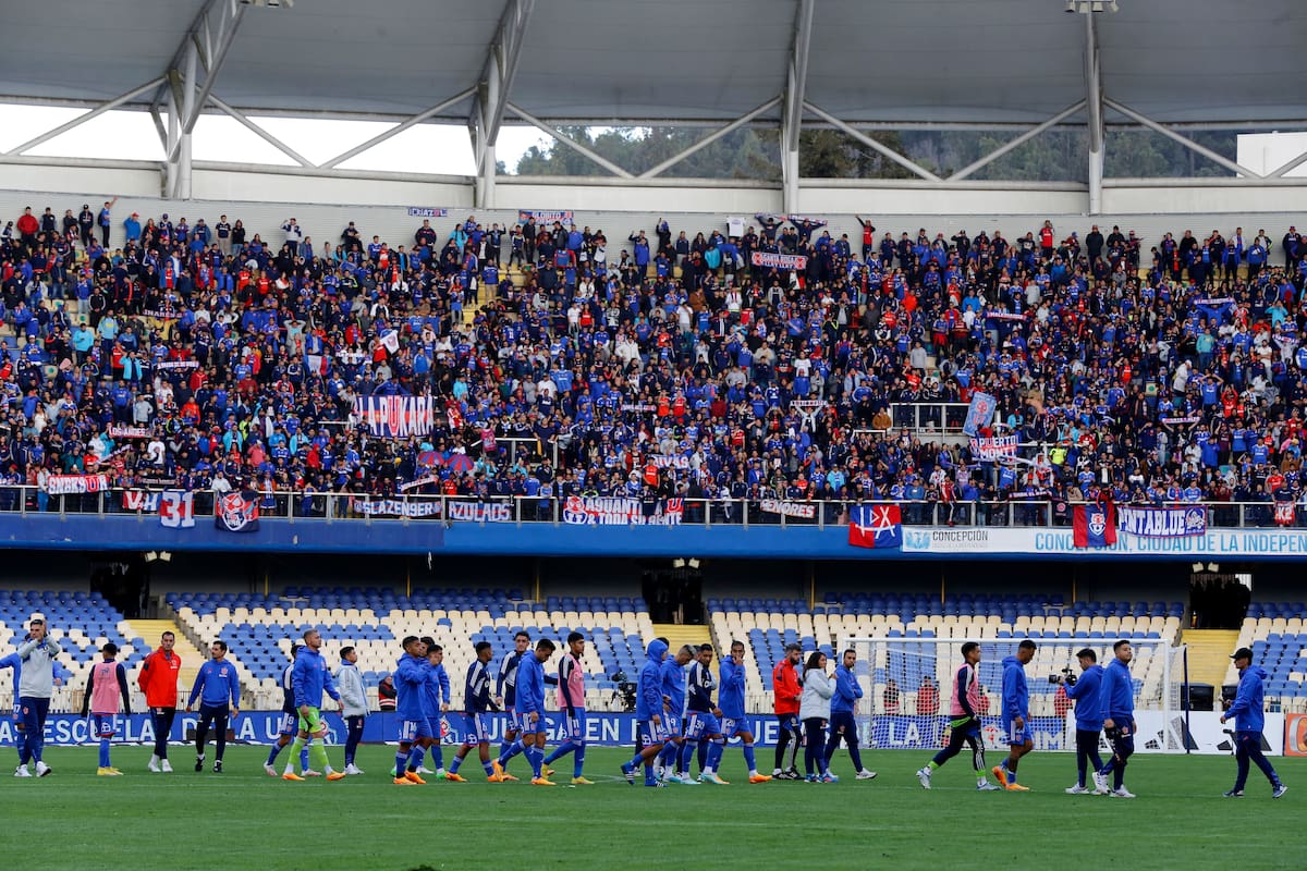 El partido entre Universidad de Chile y Universidad Catolica fue suspendido en Concepción.
