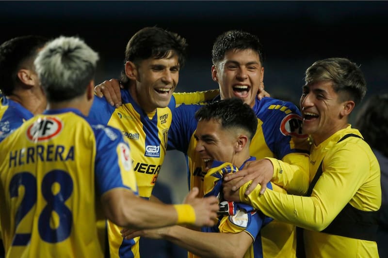 Campeón de la Primera B, de la mano de Cristián La Nona Muñoz. Foto: Agencia Aton.