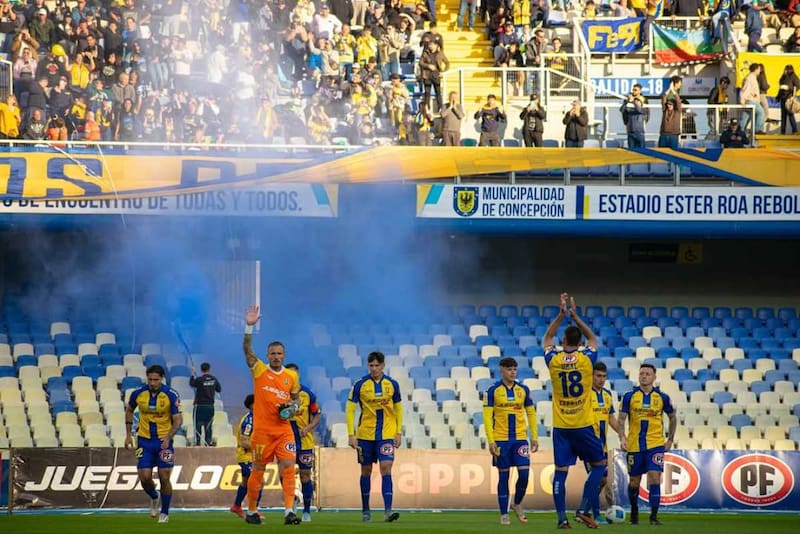Molestos por no poder asistir con sus hinchas a Copiapó. Foto: Instagram U de Conce