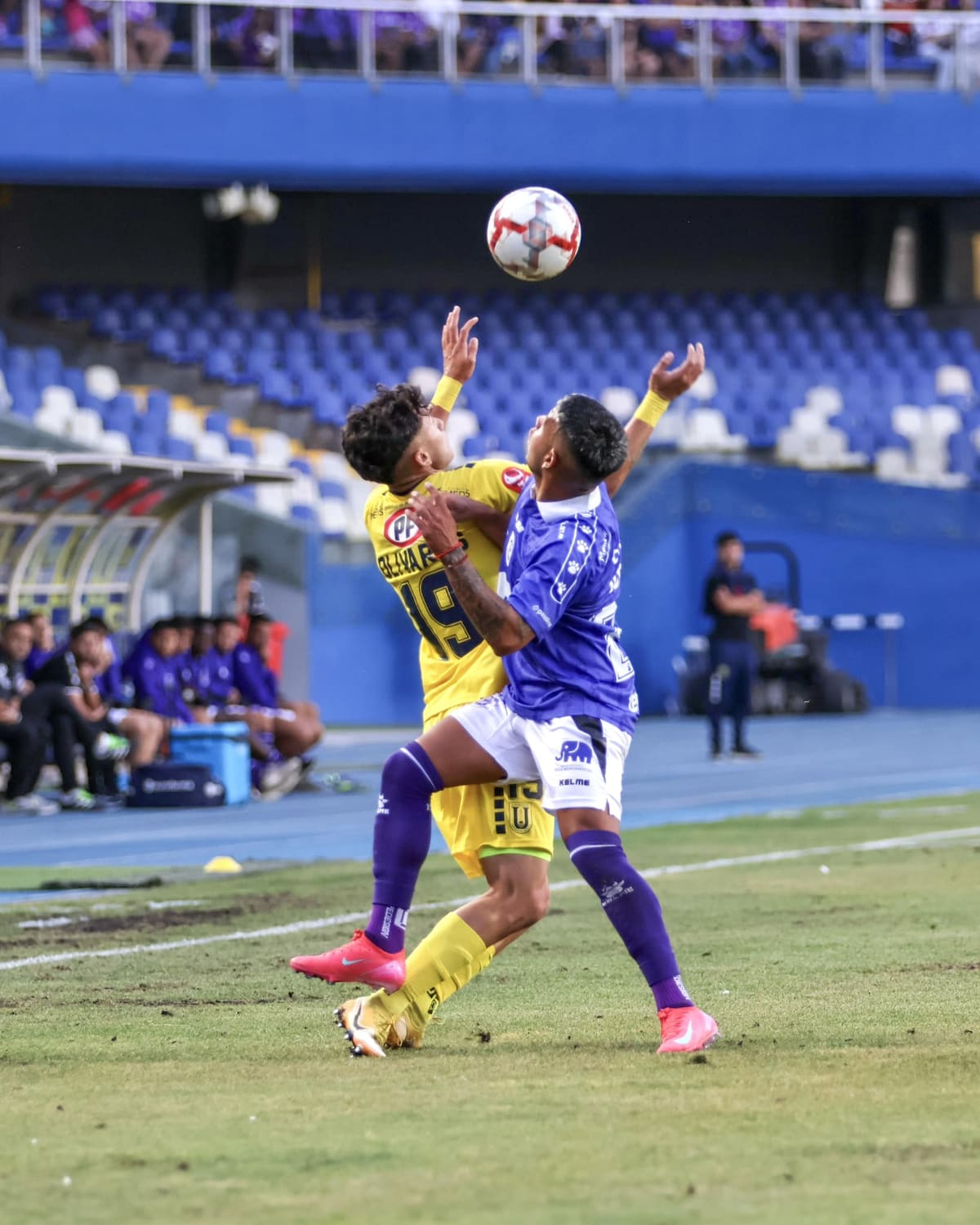 El clásico penquista será el último duelo que se disputará en el Estadio Ester Roa Rebolledo, que cerrará para reparar la cancha. Foto: Facebook Fútbol UdeC.