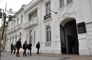 Estas son las 5 carreras con mayor empleabilidad que imparte la Universidad Diego Portales, según el Mineduc