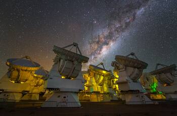 Observatorio Europeo Austral revela espeluznante captura de un lobo negro celestial