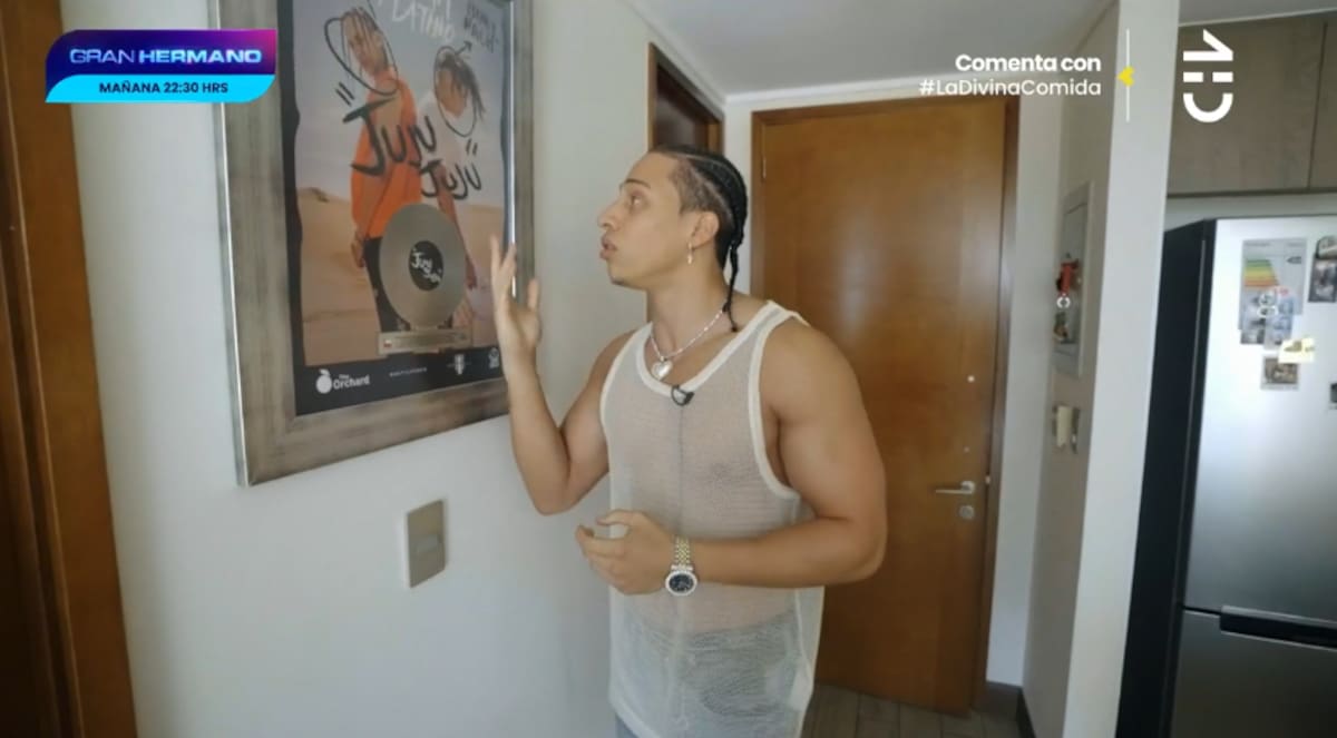 El disco de platino del tema "Juju Juju" colgado en su pared.